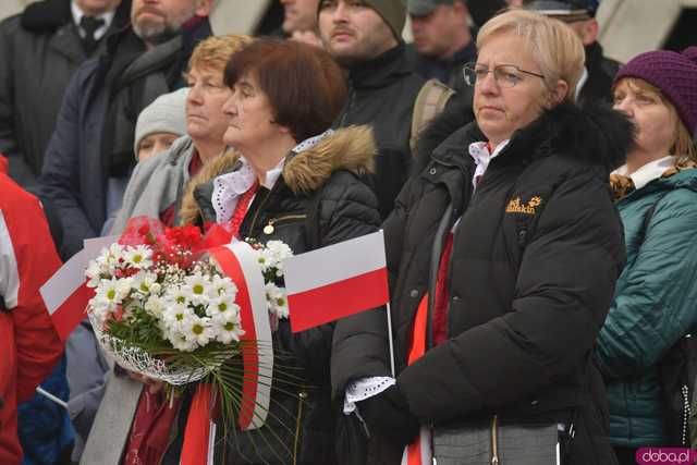 [WIDEO, DUŻO ZDJĘĆ] Przemarsz, salwa honorowa, wspólne śpiewanie. Obchody Święta Niepodległości w Strzegomiu