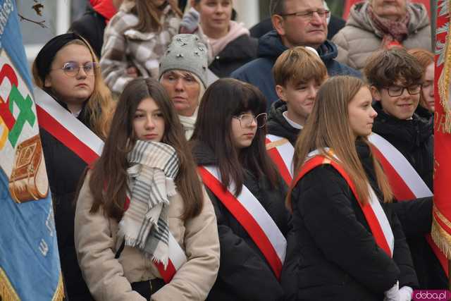 [WIDEO, DUŻO ZDJĘĆ] Przemarsz, salwa honorowa, wspólne śpiewanie. Obchody Święta Niepodległości w Strzegomiu