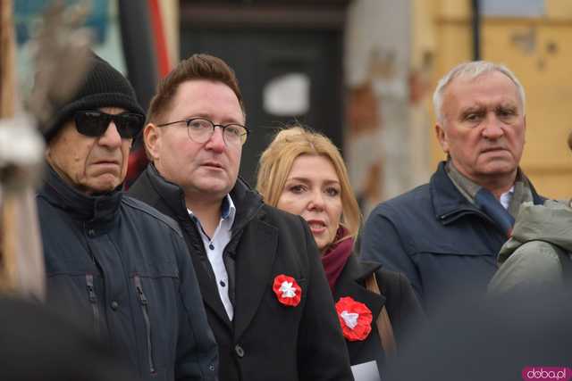 [WIDEO, DUŻO ZDJĘĆ] Przemarsz, salwa honorowa, wspólne śpiewanie. Obchody Święta Niepodległości w Strzegomiu