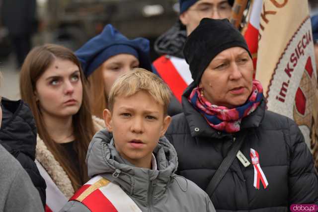 [WIDEO, DUŻO ZDJĘĆ] Przemarsz, salwa honorowa, wspólne śpiewanie. Obchody Święta Niepodległości w Strzegomiu