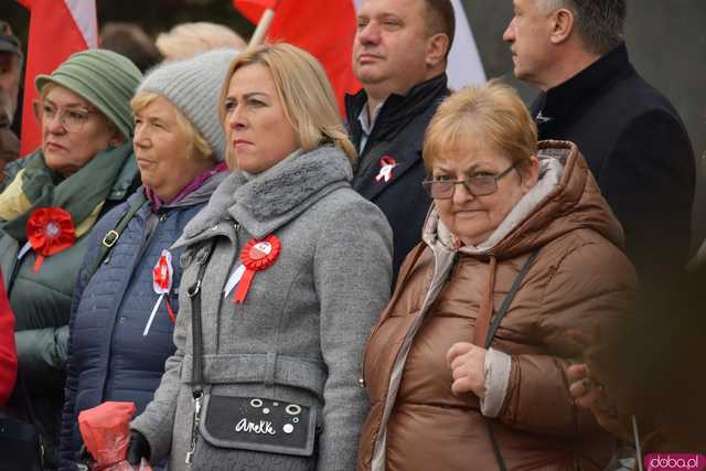 [WIDEO, DUŻO ZDJĘĆ] Przemarsz, salwa honorowa, wspólne śpiewanie. Obchody Święta Niepodległości w Strzegomiu