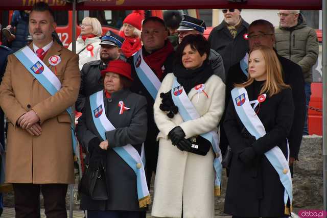 [WIDEO, DUŻO ZDJĘĆ] Przemarsz, salwa honorowa, wspólne śpiewanie. Obchody Święta Niepodległości w Strzegomiu