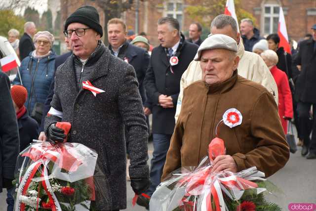 [WIDEO, DUŻO ZDJĘĆ] Przemarsz, salwa honorowa, wspólne śpiewanie. Obchody Święta Niepodległości w Strzegomiu