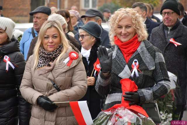 [WIDEO, DUŻO ZDJĘĆ] Przemarsz, salwa honorowa, wspólne śpiewanie. Obchody Święta Niepodległości w Strzegomiu