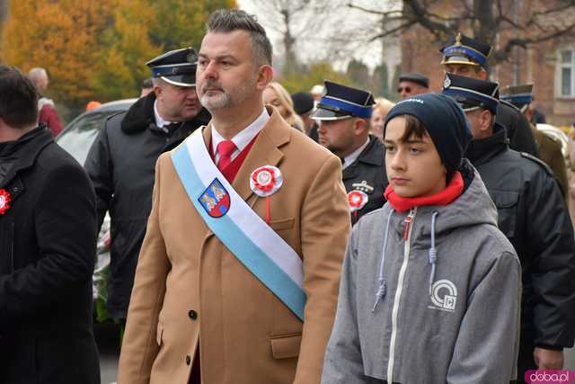 [WIDEO, DUŻO ZDJĘĆ] Przemarsz, salwa honorowa, wspólne śpiewanie. Obchody Święta Niepodległości w Strzegomiu