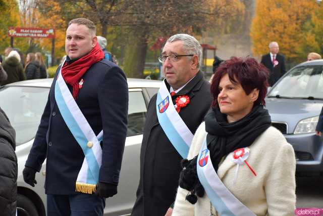 [WIDEO, DUŻO ZDJĘĆ] Przemarsz, salwa honorowa, wspólne śpiewanie. Obchody Święta Niepodległości w Strzegomiu