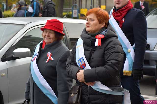 [WIDEO, DUŻO ZDJĘĆ] Przemarsz, salwa honorowa, wspólne śpiewanie. Obchody Święta Niepodległości w Strzegomiu