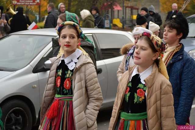 [WIDEO, DUŻO ZDJĘĆ] Przemarsz, salwa honorowa, wspólne śpiewanie. Obchody Święta Niepodległości w Strzegomiu