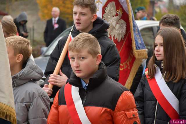 [WIDEO, DUŻO ZDJĘĆ] Przemarsz, salwa honorowa, wspólne śpiewanie. Obchody Święta Niepodległości w Strzegomiu