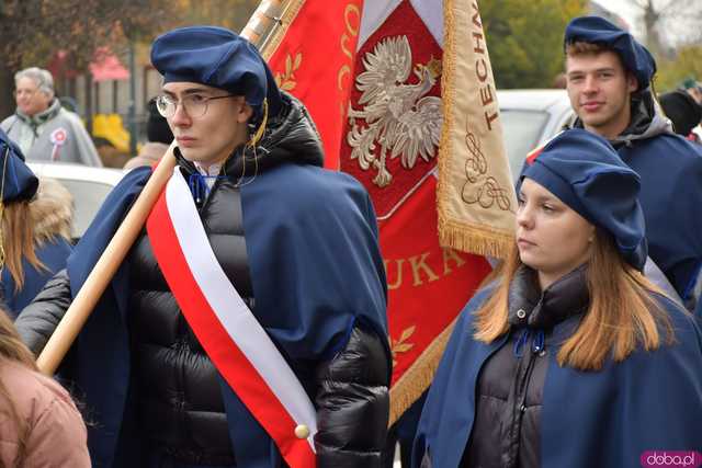 [WIDEO, DUŻO ZDJĘĆ] Przemarsz, salwa honorowa, wspólne śpiewanie. Obchody Święta Niepodległości w Strzegomiu