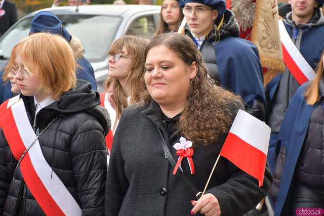 [WIDEO, DUŻO ZDJĘĆ] Przemarsz, salwa honorowa, wspólne śpiewanie. Obchody Święta Niepodległości w Strzegomiu