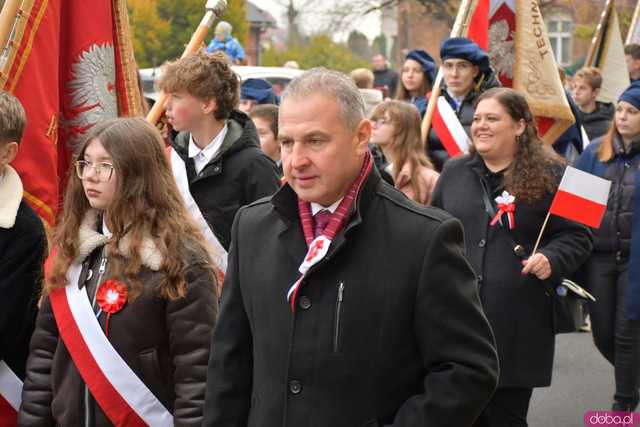 [WIDEO, DUŻO ZDJĘĆ] Przemarsz, salwa honorowa, wspólne śpiewanie. Obchody Święta Niepodległości w Strzegomiu
