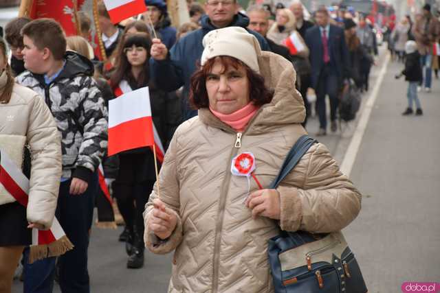 [WIDEO, DUŻO ZDJĘĆ] Przemarsz, salwa honorowa, wspólne śpiewanie. Obchody Święta Niepodległości w Strzegomiu