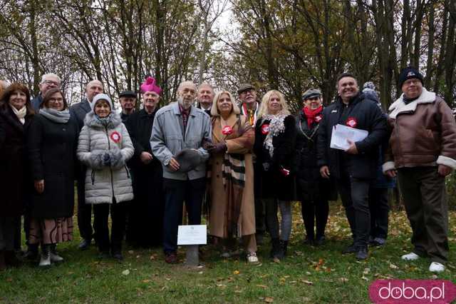 [FOTO] Na Alei Goplany odsłonięto 41 nowych tabliczek. Poświęcone są Zasłużonym dla Miasta i jego Honorowym Obywatelom