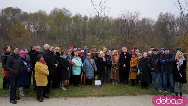 [FOTO] Na Alei Goplany odsłonięto 41 nowych tabliczek. Poświęcone są Zasłużonym dla Miasta i jego Honorowym Obywatelom