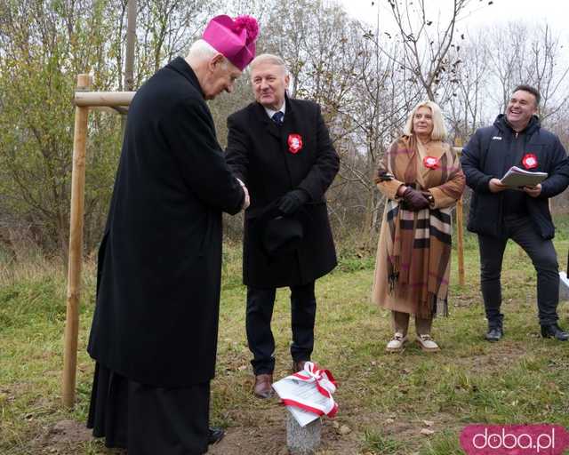 [FOTO] Na Alei Goplany odsłonięto 41 nowych tabliczek. Poświęcone są Zasłużonym dla Miasta i jego Honorowym Obywatelom