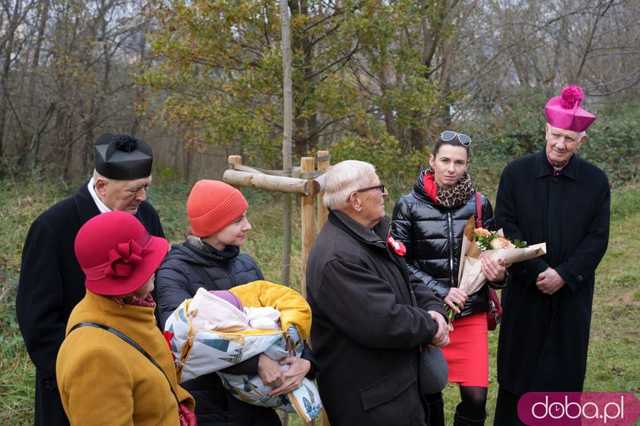 [FOTO] Na Alei Goplany odsłonięto 41 nowych tabliczek. Poświęcone są Zasłużonym dla Miasta i jego Honorowym Obywatelom