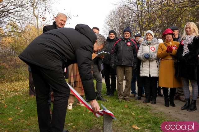 [FOTO] Na Alei Goplany odsłonięto 41 nowych tabliczek. Poświęcone są Zasłużonym dla Miasta i jego Honorowym Obywatelom