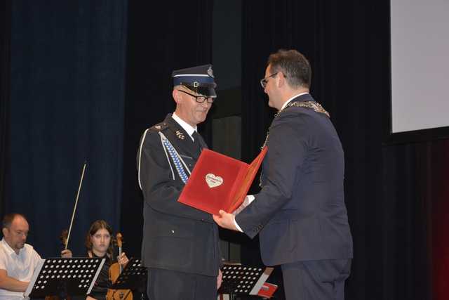 [FOTO] Wręczenie nagród dla zasłużonych dla gminy i koncert Krystyny Giżowskiej na zakończenie obchodów Święta Niepodległości