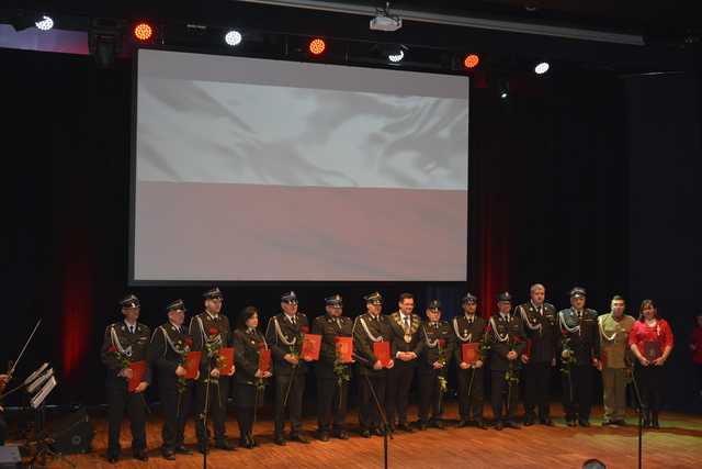 [FOTO] Wręczenie nagród dla zasłużonych dla gminy i koncert Krystyny Giżowskiej na zakończenie obchodów Święta Niepodległości