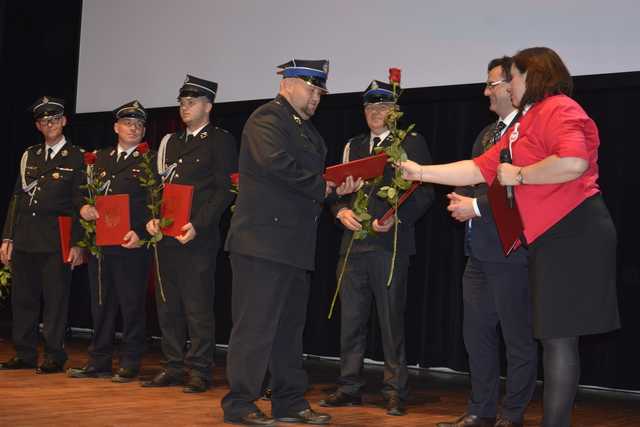 [FOTO] Wręczenie nagród dla zasłużonych dla gminy i koncert Krystyny Giżowskiej na zakończenie obchodów Święta Niepodległości
