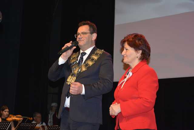 [FOTO] Wręczenie nagród dla zasłużonych dla gminy i koncert Krystyny Giżowskiej na zakończenie obchodów Święta Niepodległości