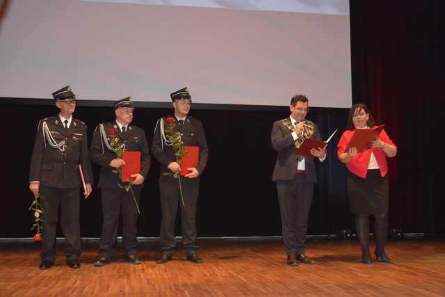 [FOTO] Wręczenie nagród dla zasłużonych dla gminy i koncert Krystyny Giżowskiej na zakończenie obchodów Święta Niepodległości