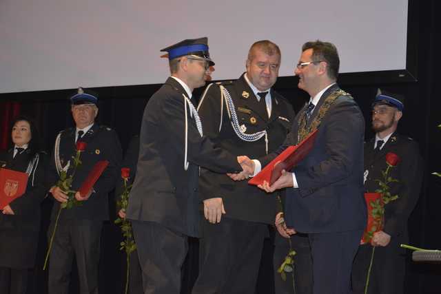 [FOTO] Wręczenie nagród dla zasłużonych dla gminy i koncert Krystyny Giżowskiej na zakończenie obchodów Święta Niepodległości
