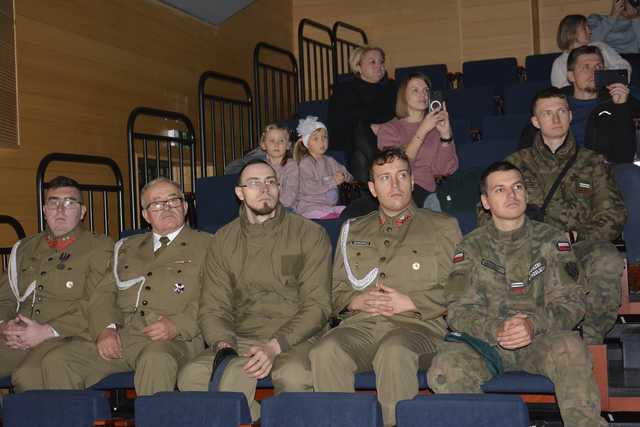 [FOTO] Wręczenie nagród dla zasłużonych dla gminy i koncert Krystyny Giżowskiej na zakończenie obchodów Święta Niepodległości