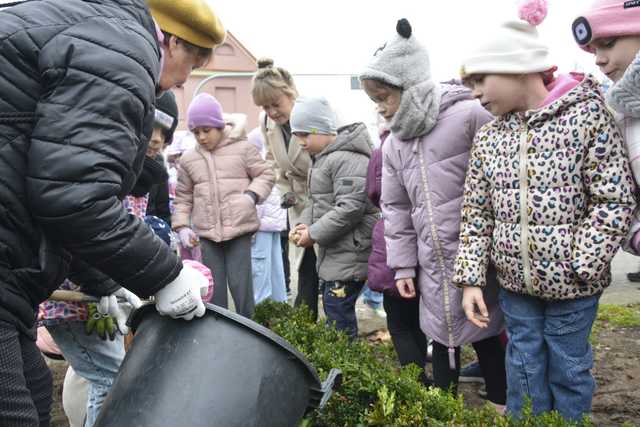 [FOTO] Zebrali się, aby zasadzić żonkile. Za nami społeczna akcja w Strzegomiu