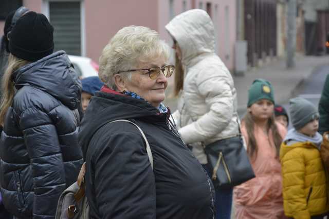 [FOTO] Zebrali się, aby zasadzić żonkile. Za nami społeczna akcja w Strzegomiu