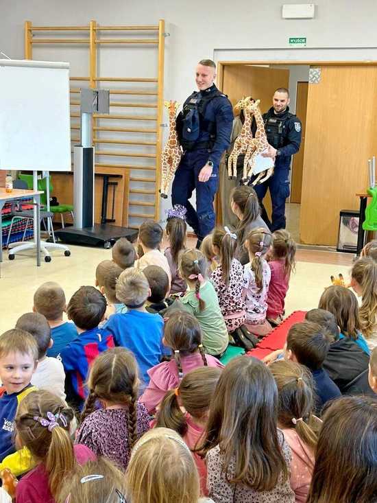 [FOTO] Szkoła Podstawowa w Zastrużu gościła funkcjonariuszy policji