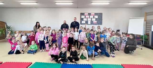 [FOTO] Szkoła Podstawowa w Zastrużu gościła funkcjonariuszy policji
