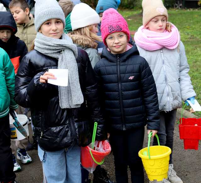 [FOTO] Uczniowie i władze Żarowa wspólnie posadzili żonkile