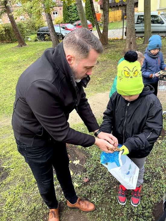 [FOTO] Uczniowie i władze Żarowa wspólnie posadzili żonkile