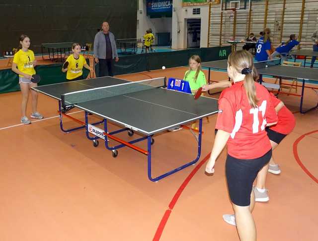 [FOTO] Piąto- i szóstoklasiści rywalizowali w turnieju tenisa stołowego