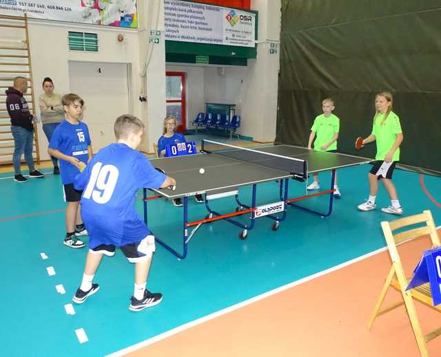[FOTO] Piąto- i szóstoklasiści rywalizowali w turnieju tenisa stołowego
