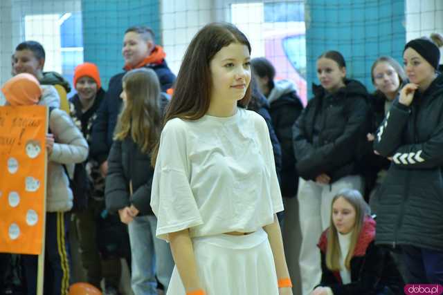 [WIDEO/FOTO] Wspólnie przemaszerowali i wystąpili przeciwko przemocy. Podsumowano kolejną edycję kampanii w Żarowie