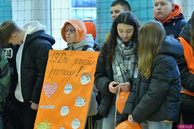 [WIDEO/FOTO] Wspólnie przemaszerowali i wystąpili przeciwko przemocy. Podsumowano kolejną edycję kampanii w Żarowie
