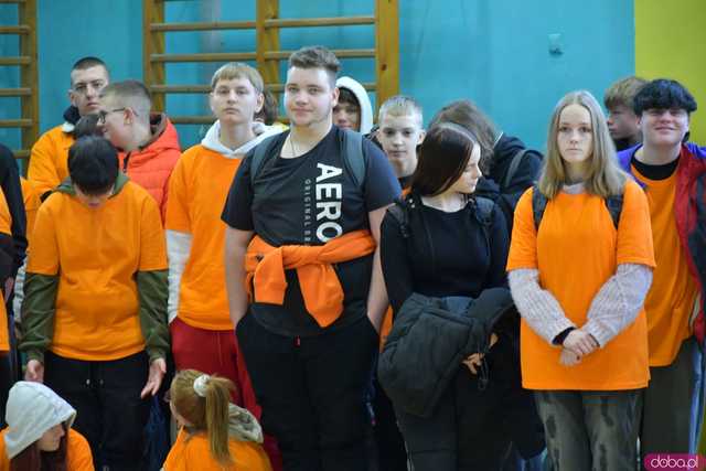 [WIDEO/FOTO] Wspólnie przemaszerowali i wystąpili przeciwko przemocy. Podsumowano kolejną edycję kampanii w Żarowie