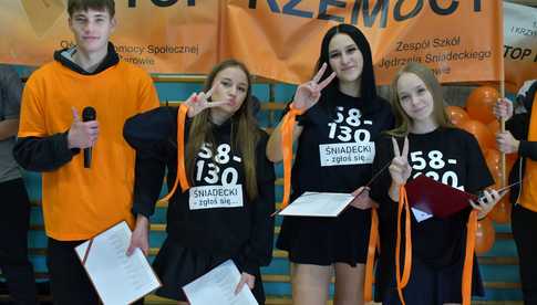[WIDEO/FOTO] Wspólnie przemaszerowali i wystąpili przeciwko przemocy. Podsumowano kolejną edycję kampanii w Żarowie