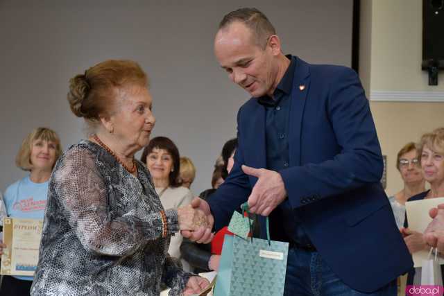 [WIDEO/FOTO] Nagrody dla najbardziej aktywnych seniorów i występy artystyczne z przymrużeniem oka. Zakończyła się II edycja programu Senior na Start