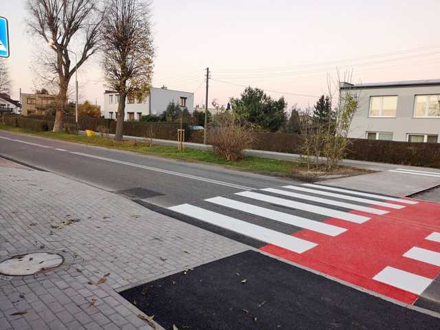 [FOTO] Pętla autobusowa i przejścia dla pieszych na finiszu, nowa umowa na remont chodników. Postępują inwestycje na terenie gminy