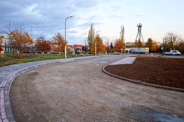 [FOTO] Pętla autobusowa i przejścia dla pieszych na finiszu, nowa umowa na remont chodników. Postępują inwestycje na terenie gminy
