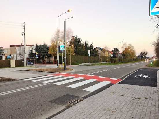 [FOTO] Pętla autobusowa i przejścia dla pieszych na finiszu, nowa umowa na remont chodników. Postępują inwestycje na terenie gminy