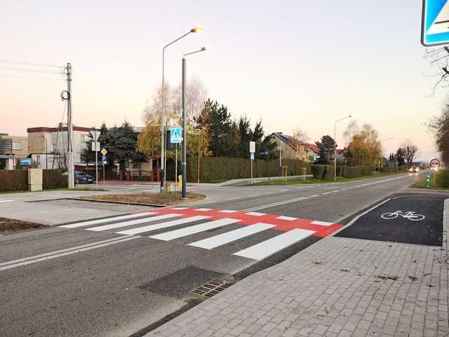 [FOTO] Pętla autobusowa i przejścia dla pieszych na finiszu, nowa umowa na remont chodników. Postępują inwestycje na terenie gminy