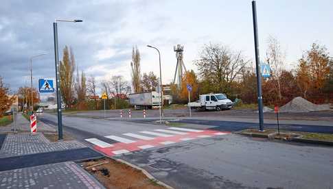 [FOTO] Pętla autobusowa i przejścia dla pieszych na finiszu, nowa umowa na remont chodników. Postępują inwestycje na terenie gminy