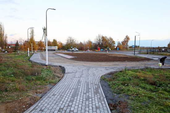 [FOTO] Pętla autobusowa i przejścia dla pieszych na finiszu, nowa umowa na remont chodników. Postępują inwestycje na terenie gminy