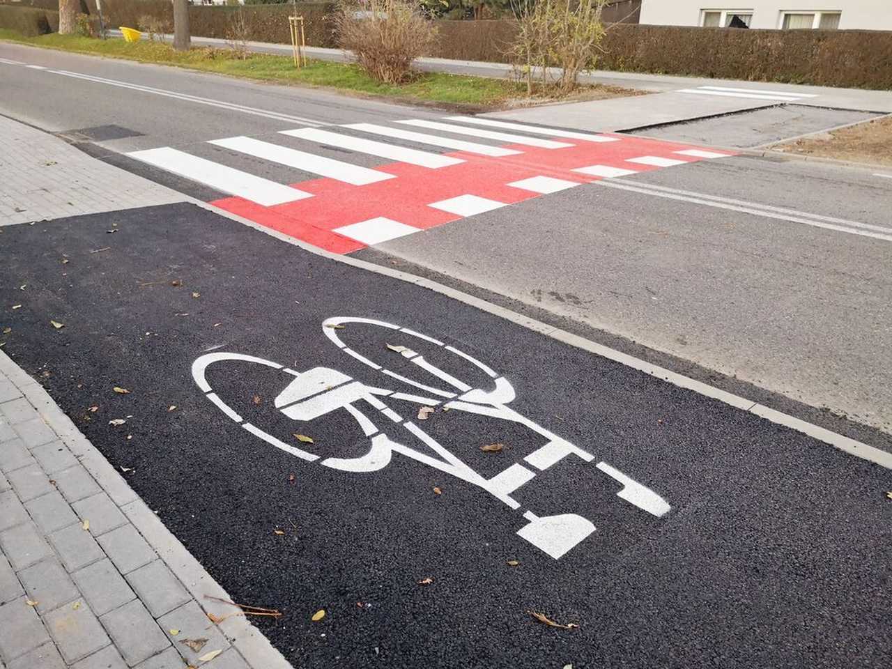 [FOTO] Pętla autobusowa i przejścia dla pieszych na finiszu, nowa umowa na remont chodników. Postępują inwestycje na terenie gminy