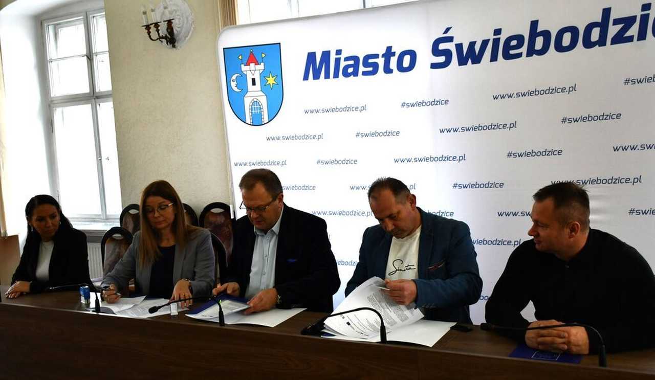 [FOTO] Podpisano umowę na przebudowę Żłobka Miejskiego
